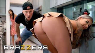 Sexy šéfkuchár Hayley Davies je viac zameraný na Zacovho vtáka ako na prácu