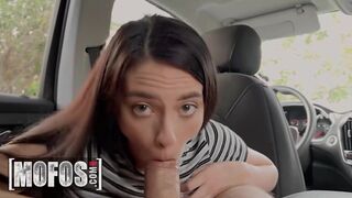 Drzý vodič Uber Gianna Ivy sotva dokáže odolať jej peknému pasažierovi