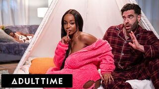 Lily Starfire láka svojho nevlastného otca, aby skrýval sex v jednej miestnosti