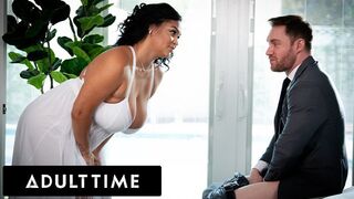 Veľké prírodné mačiatka: Ashlyn Peaks skáče divoko na chvost najlepšieho priateľa!