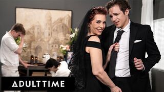 Hot-tetovanie červ Ruby Lynne chytil kurva na pohrebe!