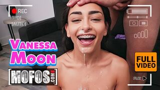 Slender Brown Vanessa Mesiac bojuje s obrovským chvostom Jmaca v každej póze