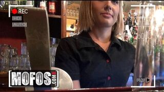 Blonďavá barmanka Rihanny Samuelovej ukazuje svoje kozy hosťovi predtým, než si vyfajčí vtáka
