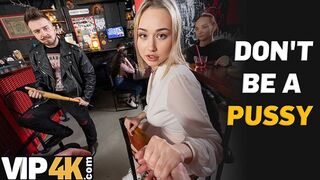 Odvážna blond pornohviezda šuká divného muža v bare