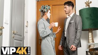 Zrelá blonďavá francúzska mama opäť zvádza mladého chlapca