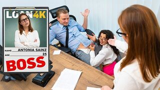 Náčelník Banki si užíva jej poddajné zvádzanie