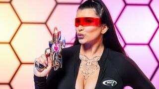 Romi Rain je kurva mimozemská rasa chrániť ľudstvo!