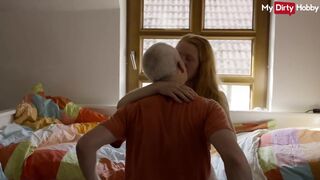 Blondína tínedžerská stonanie, zatiaľ čo starý muž šuká jeho kundičku