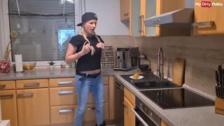 Nemecký amatérsky milf používa kukuricu na šukanie jej kundičky a lízanie vlastnej šťavy