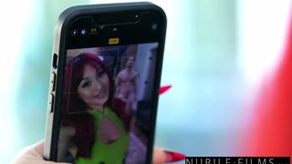 Mina Luxx ukazuje, ako dychtivo by urobila profesorku sexi pre jej potešenie so všetkou úctou