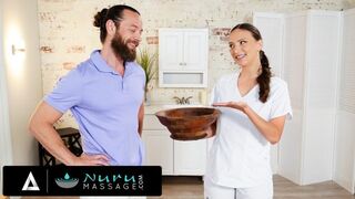Brad Newman skúša svoj vlastný Nuru olej s horúcim masážnym strojom