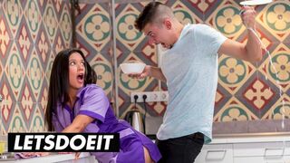 Sexy slúžka Jade Presley čistí a vysáva veľké vtáky v útulku