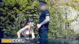 Policajný dôstojník šuká tmavovlasé dievča a strieľa jej okuliare - falošné kotlety