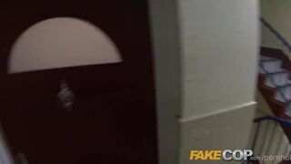 Spermie kráľ policajt naplní svoju kundu s guľkou radosť