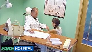 Zúfalý ruský dospievajúci odmeňuje lekára tvrdým sexom v falošnej nemocnici