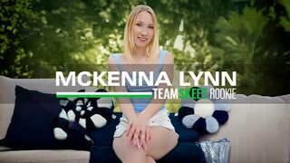 Prvé porno McKenny Lynn: divoké dobrodružstvo s vtákmi blondínky