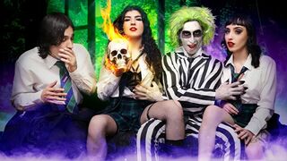 Chrobáková šťava xxx parody: Aryana Starr zvádza svoj mladý chvost na pekelnej párty