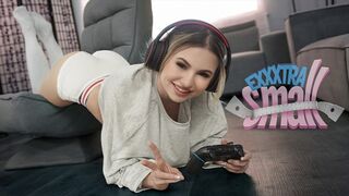 Malé dospievajúce dievča Aria Banksová chytí svojho vysokého nevlastného brata Chrisa Epiceta, ktorý ju bije vo svojej izbe