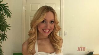 Blonde dospievajúci dievča Lucy Tyler trenie klitoris s vibrátorom na veľký orgazmus
