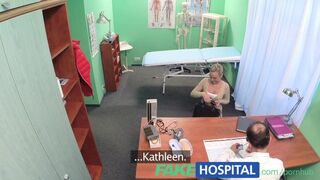 Hot blond pacient miluje svalnaté telo lekára a petting slová