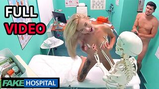 Blonďavý ruský tínedžer prehltne lekárovu potešenie - falošnú nemocnicu