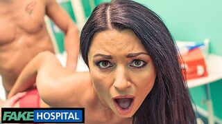Poľský milf Ania Kinski ukázala svojmu lekárovi nové prsia vo falošnej nemocnici