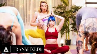 Emma Rose inštruktora trans jógy chytia, zatiaľ čo šuká Jewelza Blua v bežnej triede jógy!