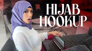 Nina Nieves je arabský dospievajúci snívajúci o úlohe americkej kráľovnej plesu