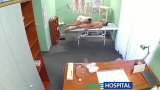 Horúca sestra Mea Melone masíruje pacientov penis a potom fajčí a šuká