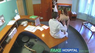 Nový zamestnanec s veľkými prsiami stojí za prd a pojebe sa kvôli práci na klinike
