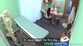 Mladý doktor zasraný sexy nová zdravotná sestra v nemocnici