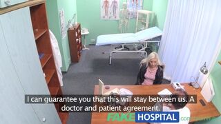 Blond pacient s vírusovou chorobou zvádza lekára na klinike