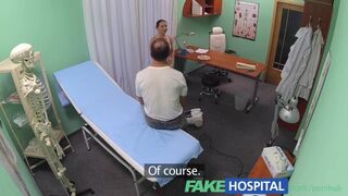 Horúca čierna upratovačka nedokáže odolať doktorovi v uniforme