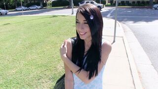 Teenage kurva Mia Hurley ukazuje svoje veľké prsia a šuká dieťa za peniaze
