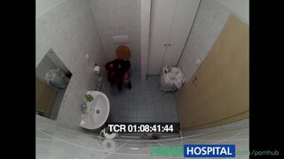 V falošnej nemocnici si dospievajúci tetovaná suka užíva byť doktorom, ktorý si užíva jebanie