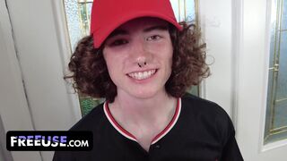 Pretiahol som svojho trénera! Šťastný bejzbalový hráč používa svoj veľký milf zadarmo!