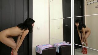 Dospievajúce dievča masturbujúce s chlpatou kundou pred zrkadlom
