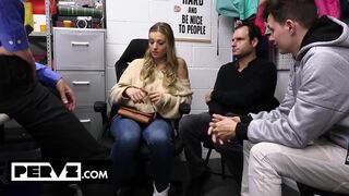 Kenzie Love dostane svoje veľké prsia pokryté v cum v prednej časti Hubby a Stepson - Pervz