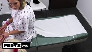 Mimi Monet je veľký zvodca v kancelárii doktora