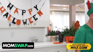 Sydney Paige a Mandy Rhea, dve horúce nevlastné mamy, Halloween, vyber si luxusný outfit, aby Berry Mckeciner zbláznil