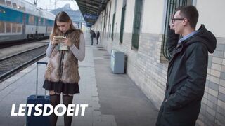 Selvaggia puberťáčka má Charlieho Deana veľkého vtáka na rýchly kokot