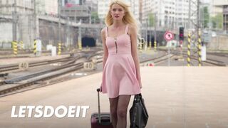 Blond Bree Haze tvrdo trtkať v zahraničí s Neeov obrovský strom