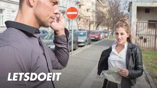 Úžasný turista Silvia Dellai hlboko pretiahol miestny chlap