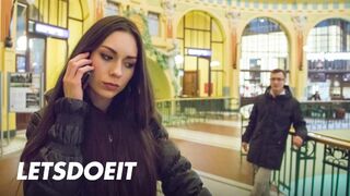 Arwen Gold má úzku myseľ túžbu po zahraničných kohút dobrodružstvo