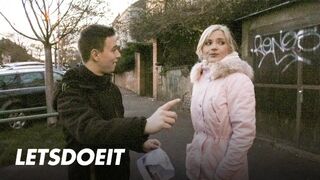 Turistika Zazie Skymm zvádza Stud do tvrdého jebania v jeho kancelárii