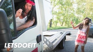 Ukrajinská teenagerka Shrima Malati je vonku šukať obrovského vtáka mechanika