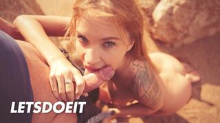 Anjel Piaff blondínka zvodca s mastným vtákom cmúľaním na pláži