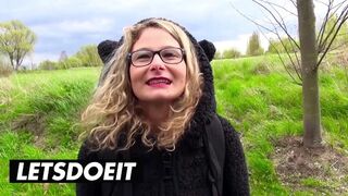 Blondýna Izzy Mendosa divoko jazdí na obrovskom vtákovi na zadnej strane auta