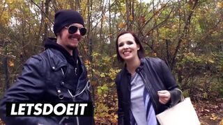 Veľká čiernovlasá nemecká kočka nahrávajúca vo veľkom vagóne pre divoké jebanie