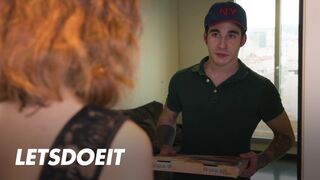 Podvádzanie kundička Arian Joy najprv šuká svojho priateľa, potom ju poslíček pojebe dobre